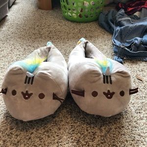 Pusheen slippers NEVER WORN fits sizes 5-8
